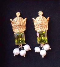 Load image into Gallery viewer, Taj Earring with pearl and green square stone