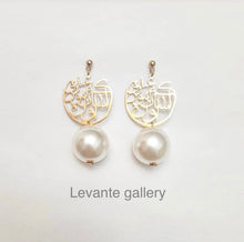 Load image into Gallery viewer, Calligraphy earrings with pearls