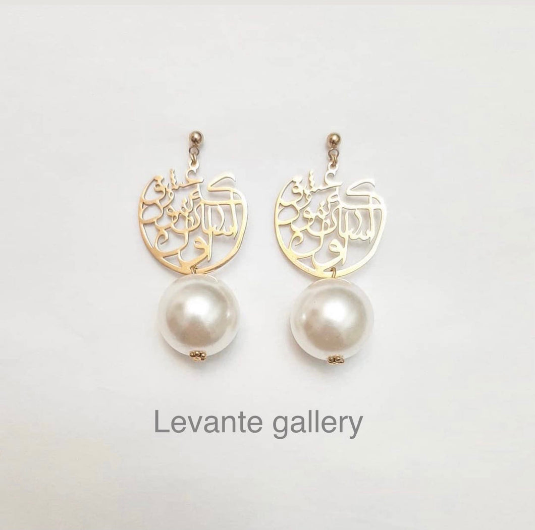 Calligraphy earrings with pearls