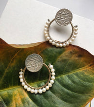 Load image into Gallery viewer, Silver earring with pearl