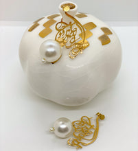 Load image into Gallery viewer, calligraphy earrings with pearl